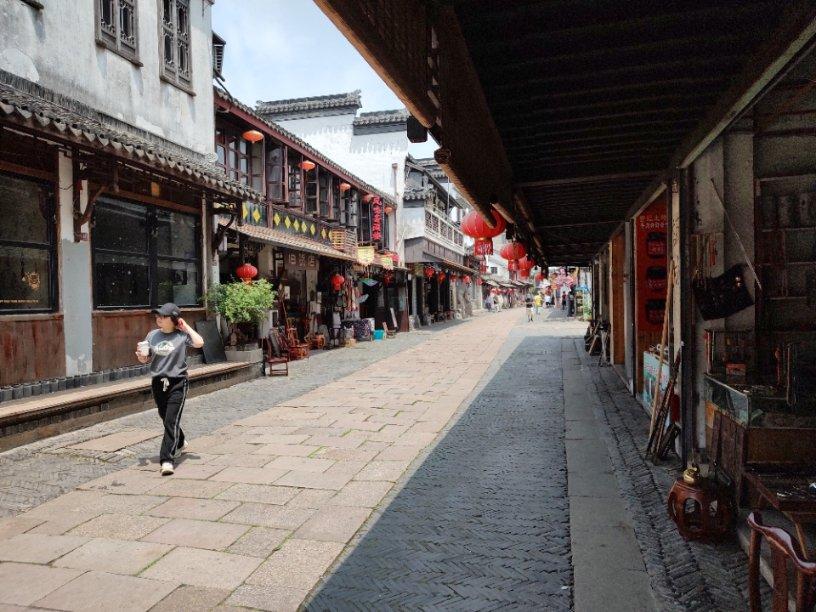 越战胜利后,43军归途中遭越军偷袭,张万年连开三枪:杀个回马枪